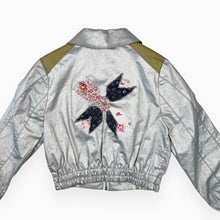 Load image into Gallery viewer, Manteau argenté cropped en coton enduit avec patchwork au dos 10Y
