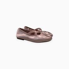 Load image into Gallery viewer, Ballerines roses en satin avec semelles rigides 25 EUR
