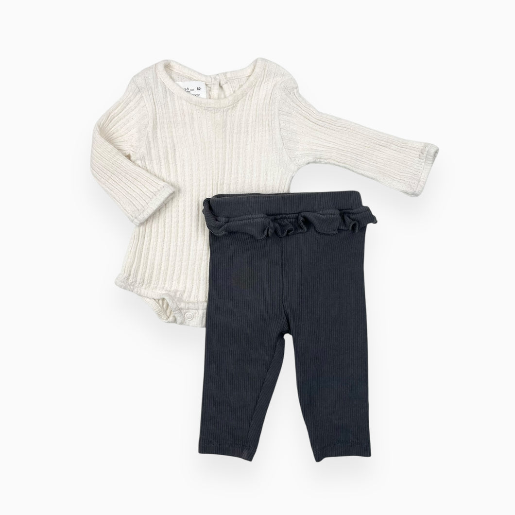 Ensemble cache-couche crème pointelle et legging charcoal avec volants en coton 1-3M