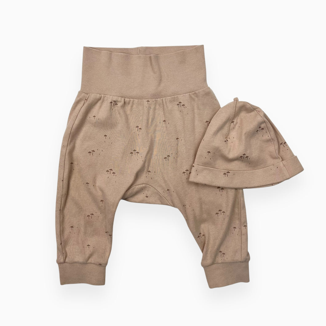 Pantalon et bonnet beige-rosé en coton bio à imprimé champis 4-6M