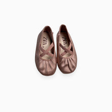 Load image into Gallery viewer, Ballerines roses en satin avec semelles rigides 25 EUR
