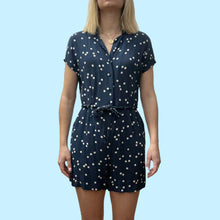 Load image into Gallery viewer, Combi short marine à pois en viscose pour femmes M
