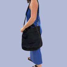 Load image into Gallery viewer, Sac noir &#39;tote bag&#39; en nylon, poly et mesh 35x45x25cm
