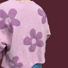 Load image into Gallery viewer, Veste coupe oversized en polar rose pâle à larges fleurs pour femmes S
