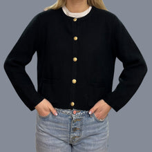 Load image into Gallery viewer, Cardigan noir en tricot de coton avec boutons dorés pour femmes L
