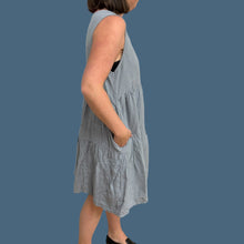 Load image into Gallery viewer, Robe &#39;Peplum&#39; bleu-gris 100% lin avec poches fait au Canada pour femmes L
