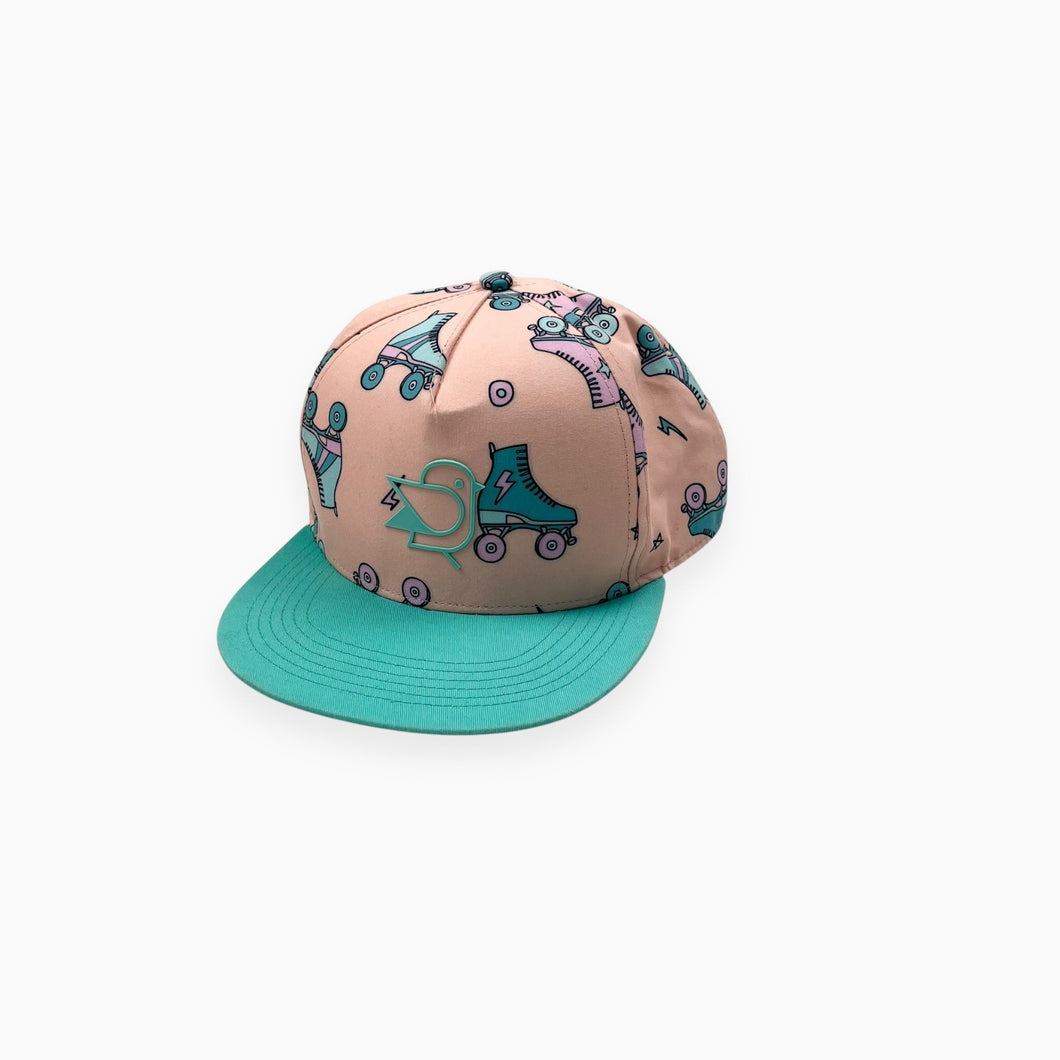 Casquette saumon et aqua avec motif patins à roulettes 6-10Y