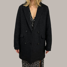 Load image into Gallery viewer, Manteau noir bouclé en laine et poly doublure Thinsulate 3M pour femmes 36EU
