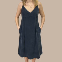 Load image into Gallery viewer, Robe marine style &#39;slip-dress&#39; en soie et élastane doublée pour femmes M
