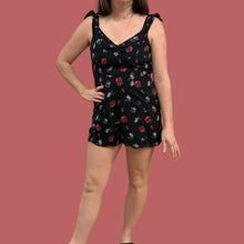 Charger l&#39;image dans la galerie, Combi short noire en viscose à imprimé floral bleu et rouge pour femme M
