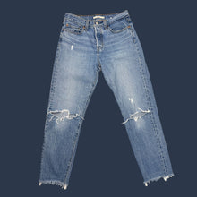 Load image into Gallery viewer, Jeans wedgie bleu pale avec trou au genoux pour femmes 28EU (fit 27)
