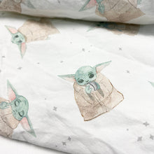 Load image into Gallery viewer, Drap contour en coton bio à imprimé &#39;Baby Yoda&#39; 70x132cm (crib size)
