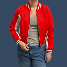 Load image into Gallery viewer, Veste cropped en poly et élastane rouge vif et crème pour femmes S
