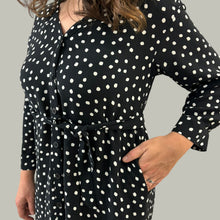 Load image into Gallery viewer, Robe noire à pois en chiffon de polyester pour femmes Small
