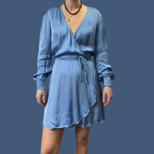 Load image into Gallery viewer, Robe cache-coeur bleu periwinkle en viscose et rayonne fait aux É-U pour femmes S
