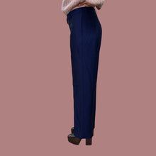 Charger l&#39;image dans la galerie, Pantalon style trouser bleu indigo en laine et mohair fait en Italie pour femmes 38
