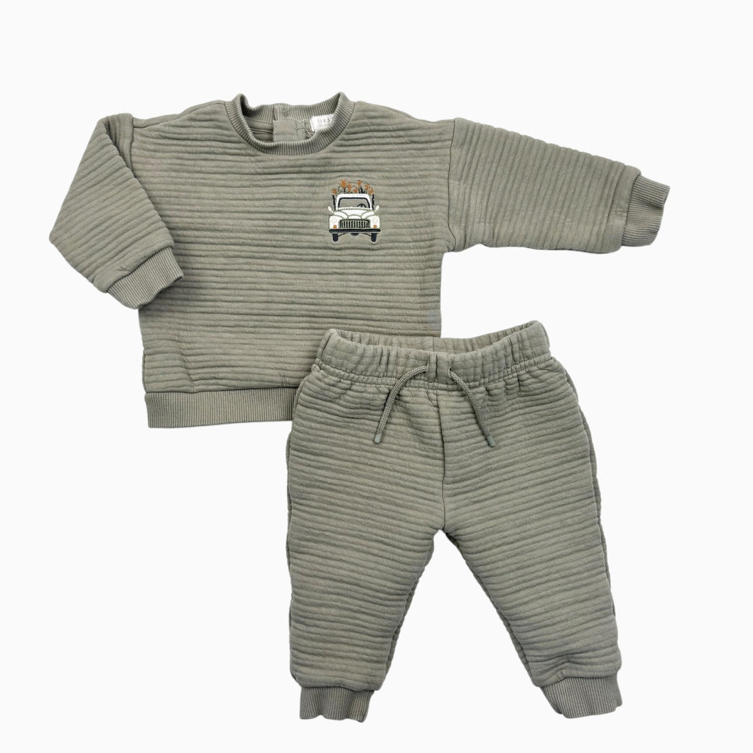 Ensemble de jogging vert eucalyptus en coton matelassé avec voiture brodée 9M