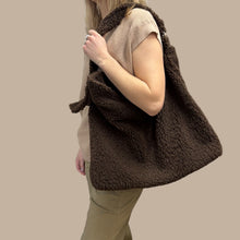 Load image into Gallery viewer, Sac à main &#39;tote bag&#39; en sherpa brun espresso avec attache argenté 42x50x24cm
