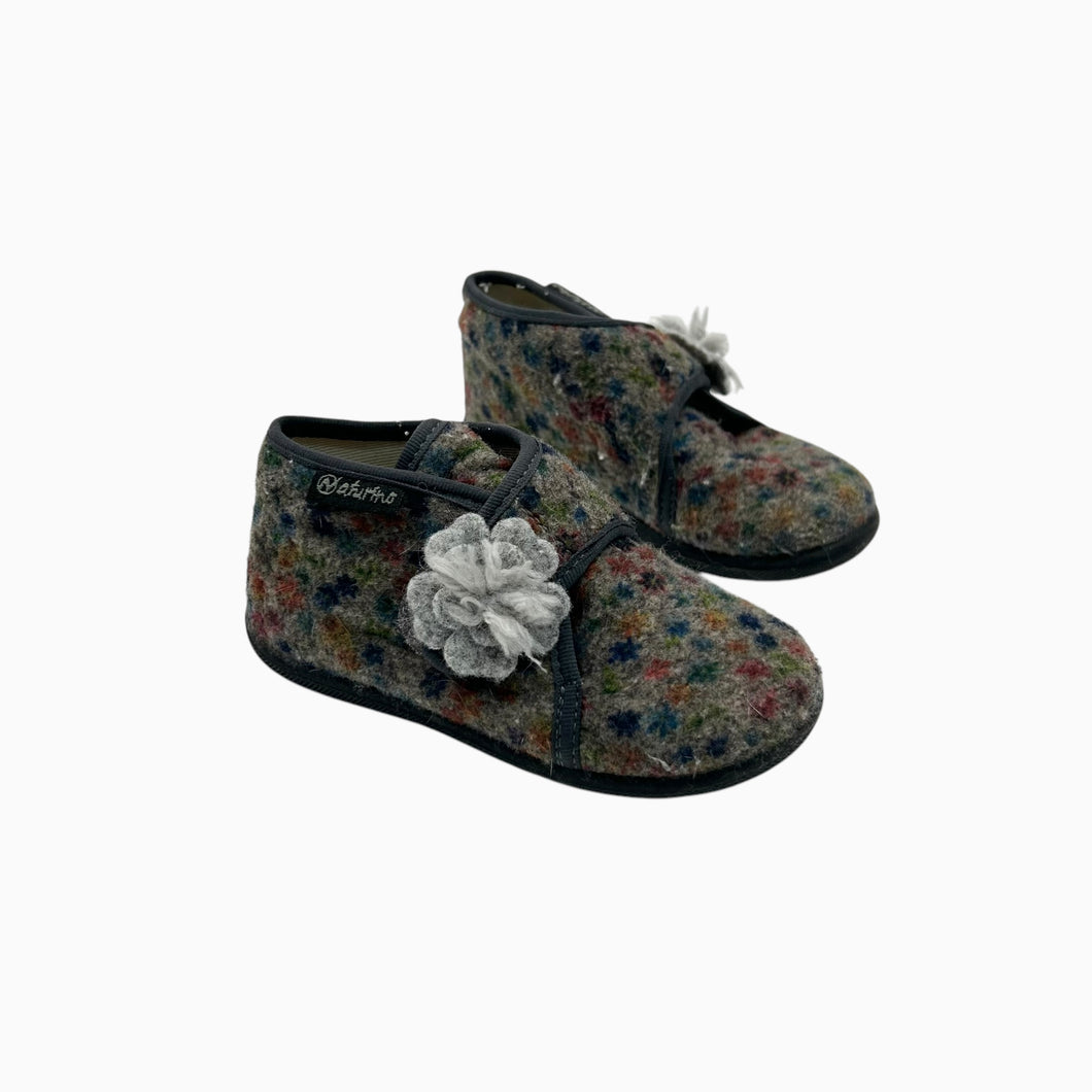 Pantoufles marron avec fleurs 22EU