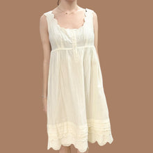 Load image into Gallery viewer, Robe vanille en coton et soie avec broderie anglaise pour femmes T1 (XS-S)
