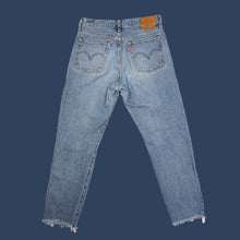 Load image into Gallery viewer, Jeans wedgie bleu pale avec trou au genoux pour femmes 28EU (fit 27)
