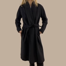 Load image into Gallery viewer, Manteau long et ceinturé indigo profond en laine, angora et nylon doublé en rayonne de cupro pour femmes S
