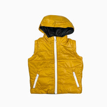 Load image into Gallery viewer, Veste sans manche style puffer réversible taupe foncé et dijon avec capuchon amovible 2Y
