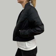 Charger l&#39;image dans la galerie, Veste réversible noire &#39;style bomber&#39; en poly texturé pour femmes 8 (Fit M)
