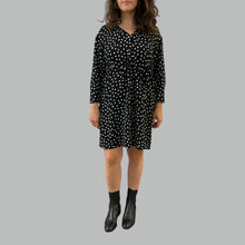 Load image into Gallery viewer, Robe noire à pois en chiffon de polyester pour femmes Small
