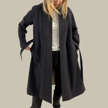 Load image into Gallery viewer, Manteau long et ceinturé indigo profond en laine, angora et nylon doublé en rayonne de cupro pour femmes S
