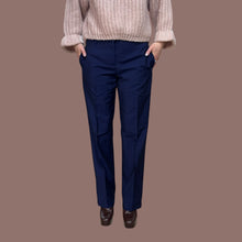 Charger l&#39;image dans la galerie, Pantalon style trouser bleu indigo en laine et mohair fait en Italie pour femmes 38
