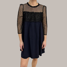 Load image into Gallery viewer, Robe en dentelle noire et mesh à pois en chiffon marine de coton, viscose et poly pour femmes M
