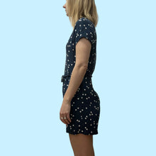 Load image into Gallery viewer, Combi short marine à pois en viscose pour femmes M
