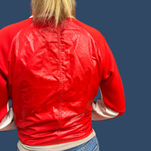 Load image into Gallery viewer, Veste cropped en poly et élastane rouge vif et crème pour femmes S
