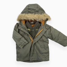 Load image into Gallery viewer, Manteau 3 en 1 vert khaki doublé en sherpa avec fausse-fourrure amovible 2-3Y
