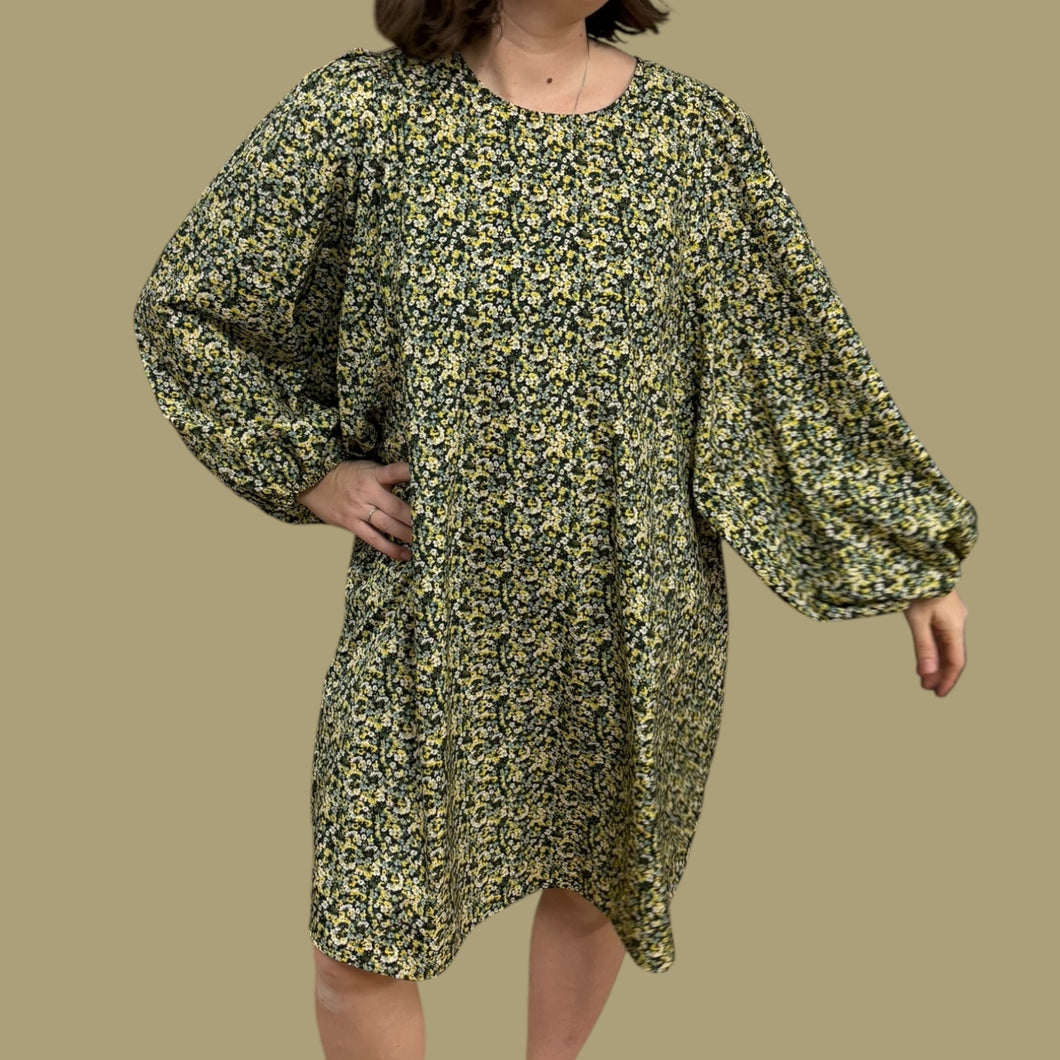 Robe noire à manches ballons en poly satiné à imprimé floral citron, crème et vert pour femmes XXL