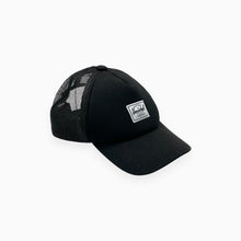 Load image into Gallery viewer, Casquette noire en néoprène avec filet 12-18M
