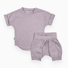 Load image into Gallery viewer, Ensemble lilas t-shirt et short en coton extensible 3-12M
