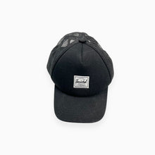 Load image into Gallery viewer, Casquette noire en néoprène avec filet 12-18M
