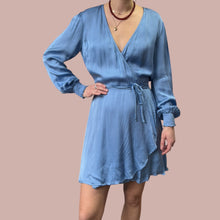 Load image into Gallery viewer, Robe cache-coeur bleu periwinkle en viscose et rayonne fait aux É-U pour femmes S
