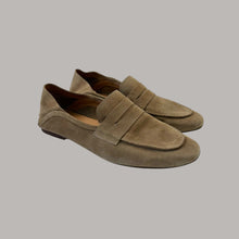 Load image into Gallery viewer, Souliers tan en cuir style loafers fait au Portugal pour femmes 40 EUR
