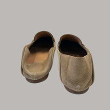 Load image into Gallery viewer, Souliers tan en cuir style loafers fait au Portugal pour femmes 40 EUR
