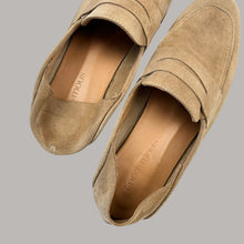 Load image into Gallery viewer, Souliers tan en cuir style loafers fait au Portugal pour femmes 40 EUR
