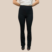 Load image into Gallery viewer, Pantalon noir &#39;flared&#39; en micro modal et spandex avec fermeture latérale pour femmes M
