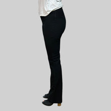 Load image into Gallery viewer, Pantalon noir &#39;flared&#39; en micro modal et spandex avec fermeture latérale pour femmes M
