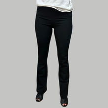 Load image into Gallery viewer, Pantalon noir &#39;flared&#39; en micro modal et spandex avec fermeture latérale pour femmes M
